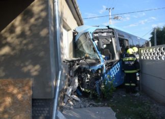 Mehrere Verletzte: Bus gegen Auto dann in Wohnhaus!