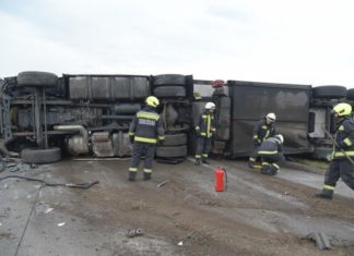 M5: LKW auf die Seite gelegt!