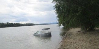 Vác: Auto in der Donau!