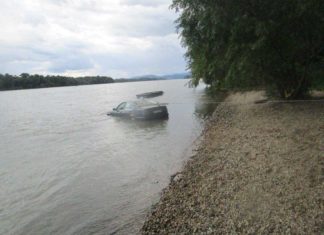 Vác: Auto in der Donau!