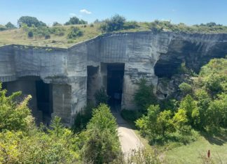 Steinbruch und Konzerthöhlen von Fertörákos