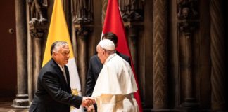 Ein Stück Bühne bekommt Orbán beim Papstbesuch doch