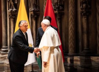 Ein Stück Bühne bekommt Orbán beim Papstbesuch doch