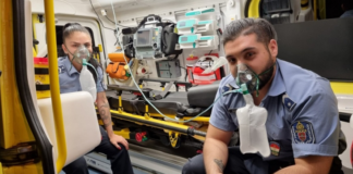 Zwei Polizisten retteten einen Mann aus seiner brennenden Wohnung