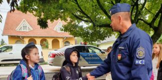 Mit dem Polizeiauto in die Schule