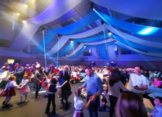 Oktoberschulfest bei Audi Hungaria Schule bringt deutsche Festkultur nach Ungarn