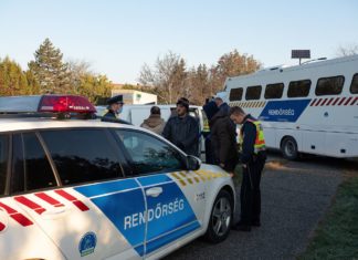 24 illegale Migranten in Kiskunmajsa in einem Lieferwagen entdeckt!