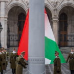 Aradi vértanúk – Felvonták, majd félárbócra engedték a ne