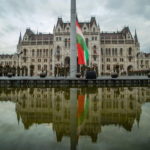 Aradi vértanúk – Felvonták, majd félárbócra engedték a ne