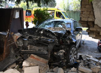 Budapest: Auto fährt durch Wand nach Kollision