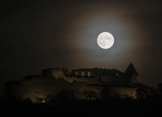 Burg Visegrád im Mondschein