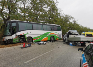 Bus kollidierte mit Transporter bei Kocsér