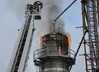 Schwieriger Einsatz: Feuerwehr löscht in 12 Meter Höhe!