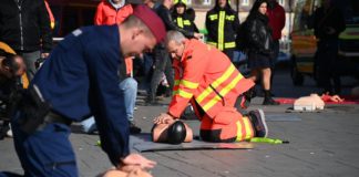 Flashmob der besonderen Art in Budapest! Plötzlich beginnen Hunderte mit Reanimationen