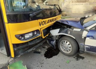 Linienbus kollidiert frontal mit Auto