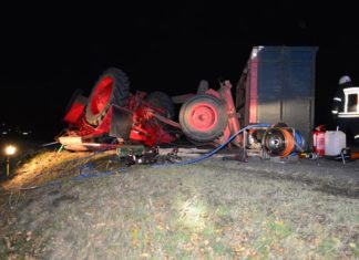 Schwerer Unfall: Kollision zwischen Traktorgespann und PKW!