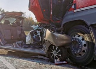 Tragischer Unfall: PKW rast in LKW!