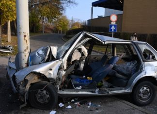 Budapest: PKW frontal in Strommast!