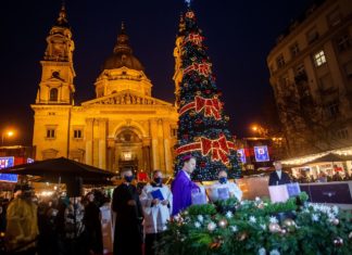 Die erste Kerze am Adventskranz in Budapest brennt