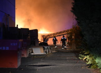 Budapest: Möbellager in Flammen