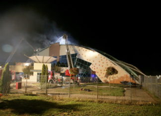 Dachkonstruktion des Tamási Thermalbades stand in Flammen