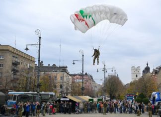 Jubiläumsevent: Fallschirmspringer über Debrecen