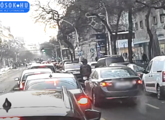 Budapest: Autofahrer kickt Radfahrer von der Strasse!