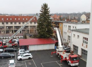 Miskolc: Gleich mit zwei Drehleitern den Baum geschmückt