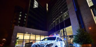 Einsatzfahrzeug der Polizei weihnachtlich geschmückt in Budapest