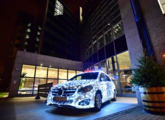 Einsatzfahrzeug der Polizei weihnachtlich geschmückt in Budapest