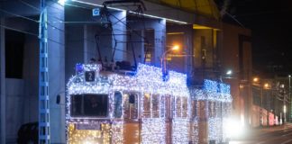 Die leuchtenden Weihnachtsstrassenbahnen in Budapest sind wieder auf dem Gleis!