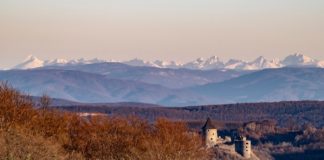 Die hohen Tatra Berge und die Burg Somoskö