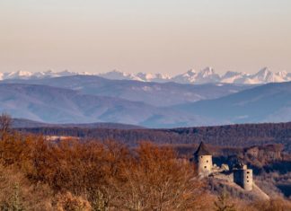 Die hohen Tatra Berge und die Burg Somoskö