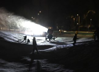 Schneekanone produziert Schlittenhügel in Szolnok