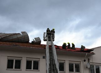 Stürmisch! Bürodach abgedeckt