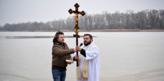 Ganz schön cool – Die Segung des Theiss Sees