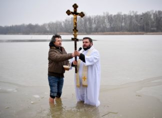 Ganz schön cool – Die Segung des Theiss Sees