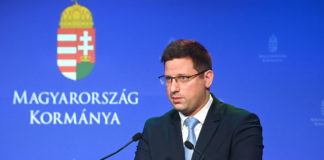Gergely Gulyás: Impfausweis bleibt mit zwei Impfungen bis 1. Mai gültig