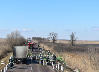 LKW-Anhänger mit 800 Gasflaschen umgekippt!