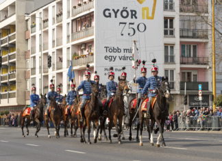 Nationalfeiertag in Györ: Aufmarsch vor dem Rathaus