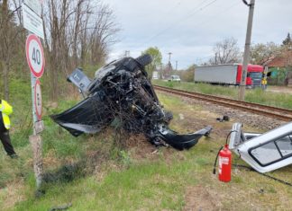 Schon wieder: Zug kollidiert mit Pick-Up!