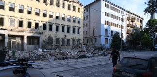 Budapest: Gebäudeteile fielen bei Abrissarbeiten auf die Straße, mehrere Autos wurden beschädigt