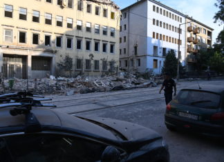 Budapest: Gebäudeteile fielen bei Abrissarbeiten auf die Straße, mehrere Autos wurden beschädigt