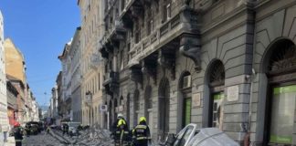Hausteile stürzen in Budapest auf Straße und Gehweg