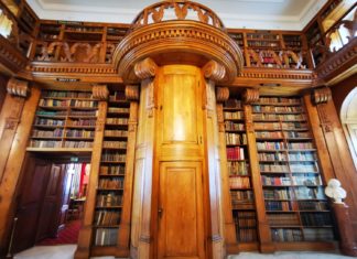 Die besondere Geschichte der Bibliothek im Schloss Festetics