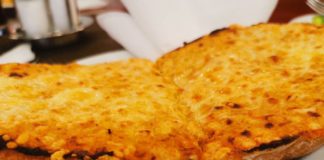 Warme Sandwiches und Mittagsmenüs im Retro Style in Györ