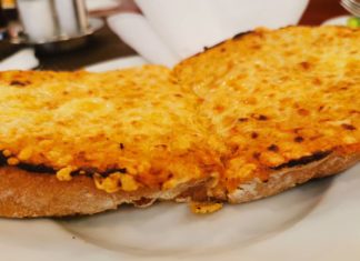 Warme Sandwiches und Mittagsmenüs im Retro Style in Györ