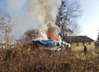 HIER steht eine Segelyacht in Keszthely in Flammen!