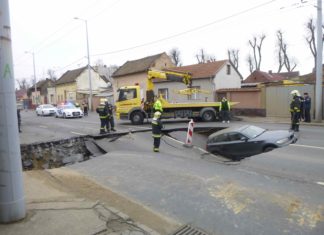 Strasse in Debrecen „verschlingt“ plötzlich PKW!