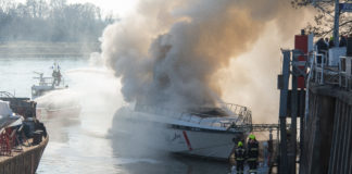 HIER brennt eine Luxusyacht auf der Donau!